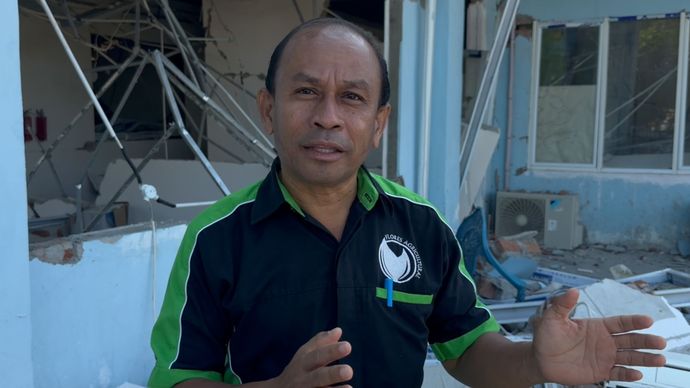 Plt. Kepala Dinas Perpustakaan dan Kearsipan Nagekeo Seri Babo Nuwa menunjukkan kondisi Gedung Perpustakaan Nagekeo, NTT, yang rusak parah terdampak bencana gempa bumi, Rabu (26/8/2026).