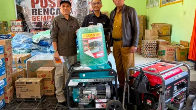 Perwakilan PT TASPEN (Persero) secara simbolis menyerahkan bantuan logistik berupa genset, terpal, dan paket sembako di Posko Bencana Gempa Bumi Kabupaten Ngada, Nusa Tenggara Timur.