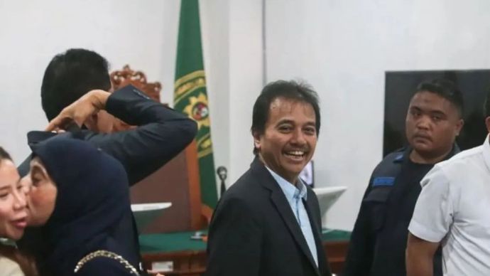 Tersangka kasus dugaan fitnah dan pencemaran nama baik terkait keaslian ijazah Presiden ke-7 RI Joko Widodo, Roy Suryo (tengah), berjalan usai mengikuti sidang putusan praperadilan ketiga di Pengadilan Negeri Jakarta Selatan, Jakarta, Kamis (6/8/2026). Pengadilan Negeri Jakarta Selatan menvatakan tidak dapat menerima permohonan praperadilan yang diajukan Roy Suryo terkait ganti rugi atas penangkapannya dalam kasus tersebut karena dinilai cacat formil