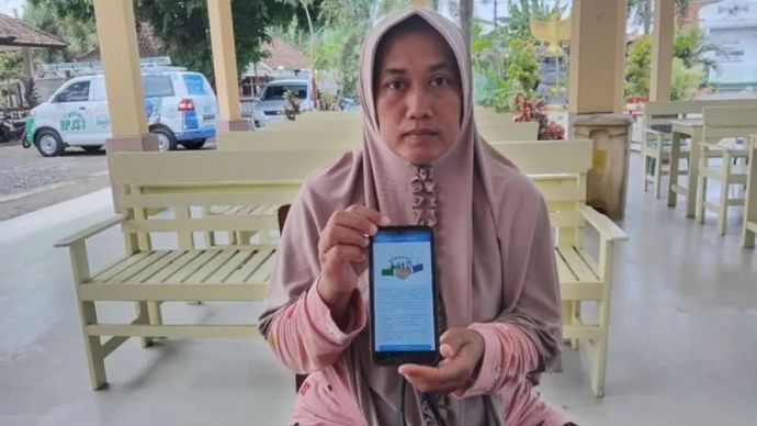 Peserta Jaminan Kesehatan Nasional (JKN) Elok Afifah (41), yang  mengikuti Program Rencana Pembayaran Bertahap (REHAB) 3.0 untuk mencicil iuran BPJS.