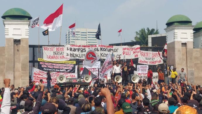 Massa aksi dari Aliansi Masyarakat Pati Bersatu dan sejumlah elemen massa menyampaikan aspirasi di depan kompleks parlemen Jakarta, Kamis (27/8/2026).
