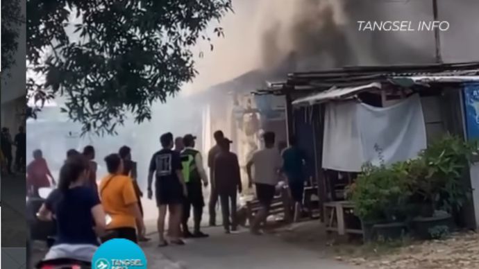 Terjadi kebakaran sebuah bangunan pada sekitar pukul 09.50 WIB di Jalan Kp Buaran, Lengkong Karya, Serpong Utara, (dekat masjid jami alhidayah/belakang kantor kelurahan lengkong karya), pada Kamis (27/8).