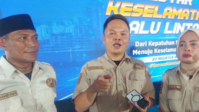 kata Ketua Umum Asosiasi Ojol Nusantara (AON), Dianton (tengah) memberikan keterangan usai acara kegiatan Gebyar Keselamatan Berlalu Lintas yang digelar Korlantas Polri bersama para pemangku kepentingan dan komunitas ojol di Pusdiklantas Polri di Serpong, Kota Tangerang Selatan, Kamis (27/8/2026).
