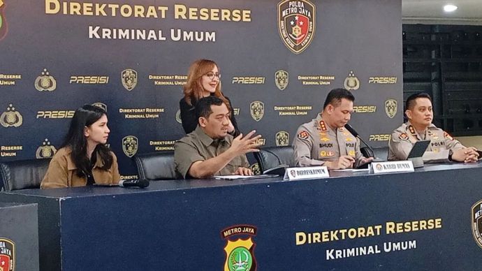 Direktur Reserse Kriminal Umum Polda Metro Jaya Kombes Pol Iman Imanuddin (dua dari kiri) memberikan keterangan dalam konferensi pers di Mapolda Metro Jaya, Jakarta, Kamis (27/8/2026).