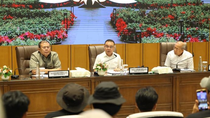 Wakil Ketua DPR RI Sufmi Dasco Ahmad (tengah) didampingi Wakil Ketua DPR RI Cucun Ahmad Syamsurizal (kiri) dan Saan Mustopa (kanan) memimpin audiensi dengan Aliansi Masyarakat Pati Bersatu (AMPB) di Gedung Nusantara, Kompleks Parlemen Senayan, Jakarta, Kamis (27/8/2026).