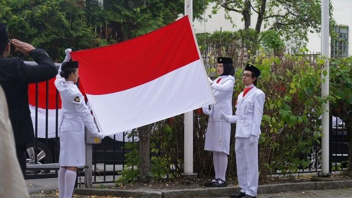 Arsip - Momentum pengibaran bendera Merah Putih dalam perayaan HUT ke-81 RI di KBRI Oslo, Norwegia, pada Senin, 17 Agustus 2026. 