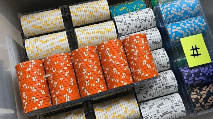 Barang bukti berupa chip poker yang diamankan kepolisian dalam pengungkapan kasus praktik judi kasino yang diduga beroperasi di sebuah lokasi yang dikenal dengan sebutan &ldquo;Gedung SB&rdquo; di Kabupaten Sukoharjo, Jawa Tengah. 