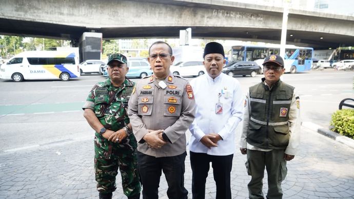 Kapolsek Palmerah AKP Parman Nainggolan bersama Camat Palmerah Febri, perwakilan Danramil 03 GP Peltu E Rustandi, serta Satpol PP saat memastikan kondisi kawasan TL Slipi, Jakarta Barat, kembali aman dan kondusif pada Jumat (28/8/2026).