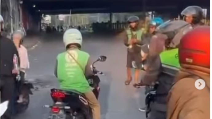 Informasi warganet pagi ini Jum'at 28 Agustus 2026 kondisi di sekitar Palmerah masih belum kondusif, gas air mata masih pekat, belum dapat dilalui secara normal.