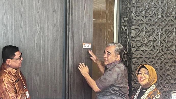 Ketua Majelis Pemusyawaratan Rakyat (MPR) RI Ahmad Muzani menempelkan stiker sebagai tanda telah disensus oleh BPS, Jakarta, Jumat, 28 Agustus 2026.