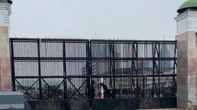 Kondisi Gedung DPR RI pasca demo 27 Agustus 2026. 