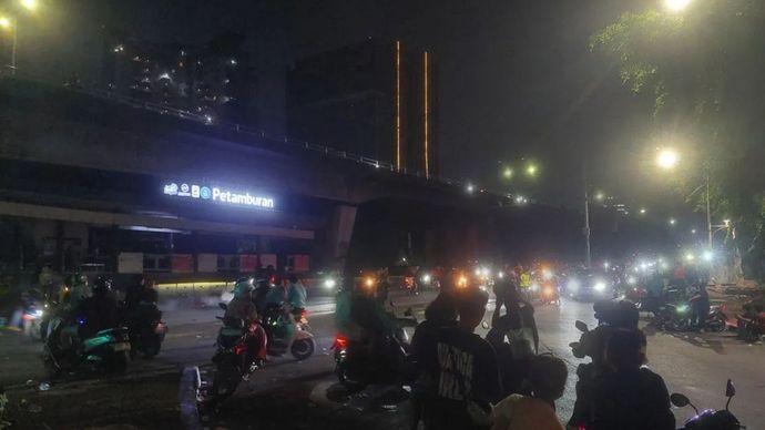 Arsip foto - Massa masih berkerumun di kawasan Slipi, Jakarta, Jumat (28/8/2026).