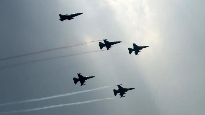 Pesawat tempur F-16 Fighting Falcon dan T-501 Golden Eagle TNI AU membentuk formasi saat Fly Pass dalam rangkaian Upacara Peringatan Detik-Detik Proklamasi Kemerdekaan ke-81 Republik Indonesia di kawasan Patung Kuda, Jakarta, Senin (17/8/2026). HUT Kemerdekaan Ke-81 RI tersebut mengangkat tema 
