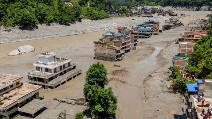 Foto udara suasana rumah yang terdampak banjir bandang dan tanah longsor di Nuwakot, Nepal, Kamis, 27 Agustus 2026. Otoritas Manajemen Pengurangan Risiko Bencana Nasional Nepal menyatakan bahwa sebanyak 359 jenazah telah ditemukan di wilayah-wilayah yang terdampak banjir hingga Kamis malam, sementara 910 orang masih dinyatakan hilang.