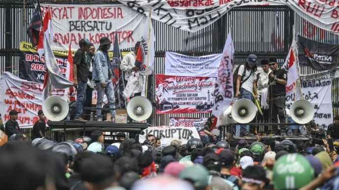 Aliansi Masyarakat Pati Bersatu (AMPB) berunjuk rasa di depan Gedung MPR/DPR/DPD di Jakarta, Kamis, 27 Agustus 2026. Mereka menuntut pemberantasan korupsi dan pengesahan RUU Perampasan Aset