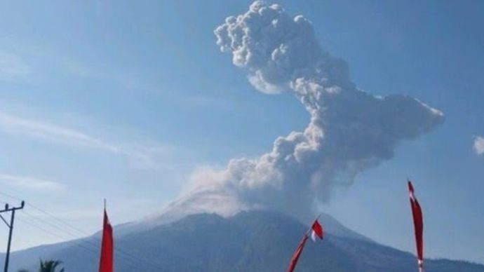 Gunung Lewotobi Laki-laki meletus pagi ini