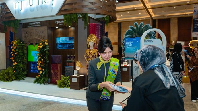 Petugas InJourney melayani pengunjung yang hadir di booth InJourney Group pada ajang Garuda Indonesia Travel Fair (GATF) 2026 di Jakarta International Convention Center (JICC). Pada pameran ini, InJourney menawarkan pengalaman wisata terintegrasi, mulai dari akomodasi hotel, paket destinasi candi, hingga paket sport tourism MotoGP Mandalika.
