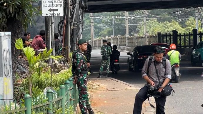 Prajurit TNI berjaga di kawasan Jalan Pejompongan Raya. 
