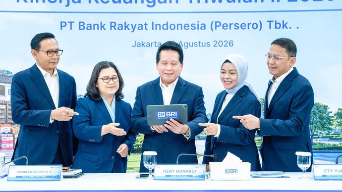 Direktur Utama BRI Hery Gunardi (tengah) usai konferensi pers kinerja keuangan triwulan II 26