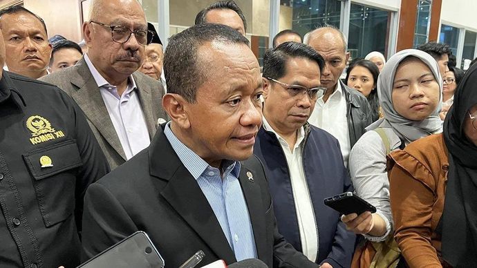 Menteri Energi dan Sumber Daya Mineral (ESDM) Bahlil Lahadalia memberi keterangan ketika dijumpai setelah Rapat Kerja dengan Komisi XII DPR RI di Kompleks Parlemen Senayan
