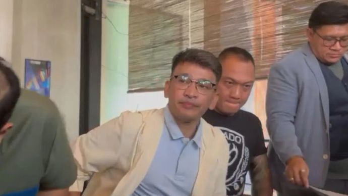 Artis Ruben Onsu memberikan keterangan kepada wartawan terkait dugaan penipuan dan penggelapan dana Rp3,5 miliar di kawasan Kebayoran Baru, Jakarta Selatan, Senin, 31 Agustus 2026.