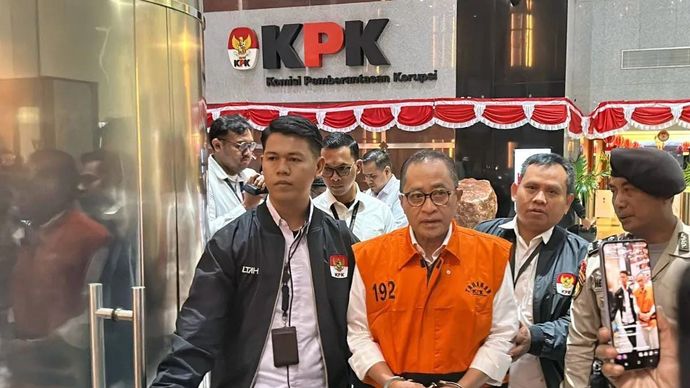 Tersangka kasus dugaan gratifikasi di lingkungan Direktorat Jenderal Pajak Kementerian Keuangan sekaligus mantan Kepala Kantor Wilayah DJP Jakarta Khusus Muhammad Haniv (ketiga kanan) berjalan menuju mobil tahanan dari Gedung Merah Putih KPK, Jakarta