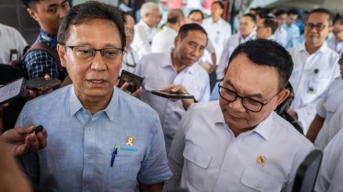 Kepala Staf Kepresidenan Jenderal TNI (Purn.) Dudung Abdurachman (kanan) bersama Menteri Kesehatan Budi Gunadi Sadikin (kiri) menjawab pertanyaan wartawan di Kantor Staf Presiden, Bina Graha, Istana Kepresidenan, Jakarta, Senin (31/8/2026). Pemerintah menerbitkan surat keputusan izin operasional 25 program pendidikan dokter spesialis (PPDS) baru di Rumah Sakit Penyelenggara Pendidikan Utama (RSPPU) untuk mengatasi kekurangan 268.073 tenaga spesialis tenaga medis.