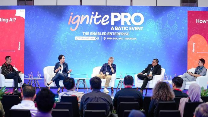 Direktur Enterprise &amp; Business Service Telkom Veranita Yosephine (kedua dari kiri) saat menghadiri forum ignitePRO dalam rangkaian BATIC 2026 di Nusa Dua, Bali, Senin (25/8). Kehadiran Telkom Solution melalui ignitePRO menjadi bagian dari upaya memperkuat posisi TelkomGroup sebagai penyedia solusi B2B ICT terintegrasi sekaligus memperluas jejaring kolaborasi di tingkat regional.
