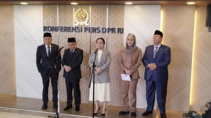 Ketua DPR RI Puan Maharani bersama jajaran Pimpinan DPR RI saat konferensi pers di kompleks parlemen, Jakarta, Selasa, 1 September 2026.