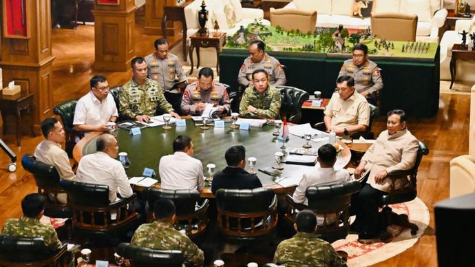 Prabowo Subianto menerima Panglima TNI Jenderal TNI Agus Subiyanto dan Kapolri Jenderal Polisi Listyo Sigit Prabowo di kediamannya di Hambalang, Kabupaten Bogor