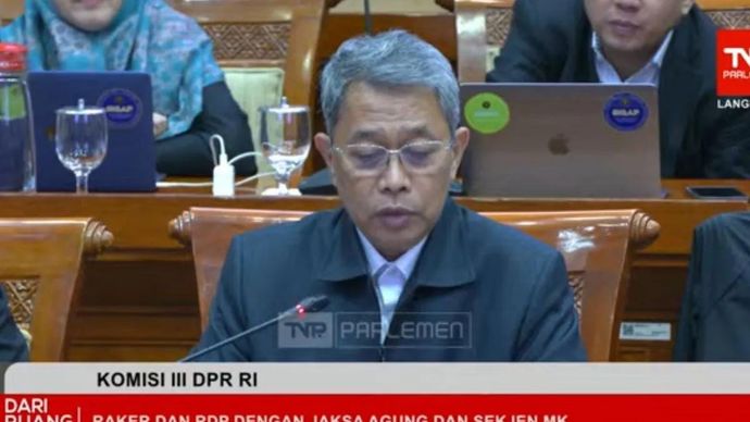 Sekretaris Jenderal (Sekjen) Mahkamah Konstitusi Heru Setiawan menyampaikan rencana kerja dan anggaran MK dalam rapat kerja dan RDP bersama Komisi III DPR RI di Senayan, Jakarta