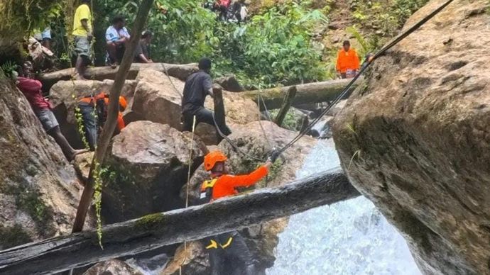 Tim SAR mengevakuasi jenazah presenter TVRI Papua Barat Yanto Idorway yang ditemukan di kawasan Air Terjun Memti, Kampung Sisrang, Pegunungan Arfak, Papua Barat, pada 27 Juli 2026.