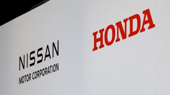 Logo Nissan Motor Corporation dan Honda terlihat pada konferensi pers bersama, di Tokyo, Jepang, 23 Desember 2024. (Foto: Dok/Kim Kyung-Hoon/Reuters)