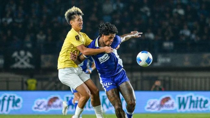 Pesepak bola Persib Bandung Ramon Tanque (kanan) berebut bola dengan pesepak bola Tampines Rovers Kegan Phang Jun (kiri) pada pertandingan Grup A Piala Presiden di Stadion Si Jalak Harupat, Kabupaten Bandung, Jawa Barat, Jumat, 31 Juli 2026. Persib Bandung menang atas Tampines Rovers dengan skor 1-0 dan memastikan lolos ke semi final dengan raihan 9 poin. 