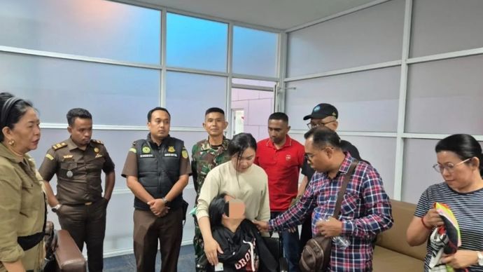 Pengamanan tersangka dugaan korupsi berinisial VAP (kursi roda) yang juga mantan Bupati Minahasa Utara dua periode oleh Tim Tabur Kejaksaan Tinggi Sulawesi Utara dan Kejaksaan Negeri Mimika di Mimika. 