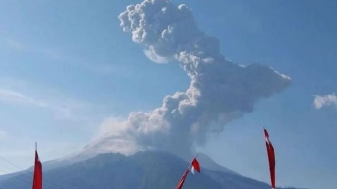 Erupsi Gunung Lewotolok di Lembata, Pulau Flores, Nusa Tenggara Timur (NTT).