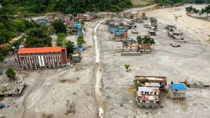 Pemandangan udara yang memperlihatkan kerusakan akibat banjir bandang dahsyat dan aliran material (debris flow) di Devighat, Distrik Nuwakot, Nepal, pada 30 Agustus 2026. 