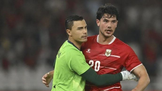 ARSIP - Kiper Timnas Indonesia Emil Audero (kiri) memeluk rekannya Elkan Baggott usai menggagalkan tendangan penalti saat melawan Timnas Oman dalam laga FIFA Match Day di Stadion Utama Gelora Bung Karno (SUGBK), Senayan, Jakarta, Jumat, 5 Juni 2026