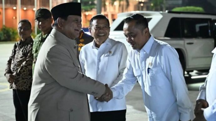 Presiden Prabowo Subianto (kiri) menyalami Menteri Sekretaris Negara Prasetyo Hadi sebelum naik pesawat Garuda Indonesia-1 di Lanud Halim Perdanakusuma, Jakarta, Selasa, 1 September 2026 untuk berangkat menuju Vladivostok, Rusia.