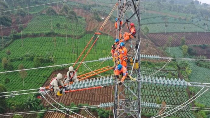 Ilustrasi. Pemeliharaan jaringan transmisi oleh petugas PLN sebagai bagian dari upaya menjaga keandalan dan kestabilan Sistem Sulbagsel.