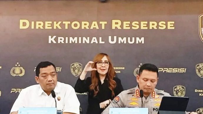 Direktur Reserse Kriminal Umum Polda Metro Jaya Kombes Pol Iman Imanuddin (kiri) dan Kabid Humas Polda Metro Jaya Kombes Pol Budi Hermanto (kanan) dalam konferensi pers di Mapolda Metro Jaya