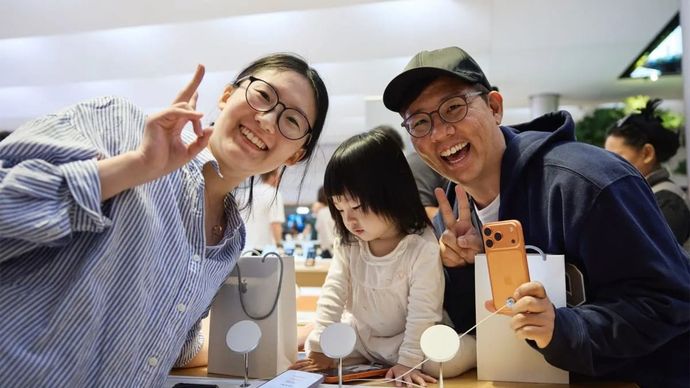 Ilustrasi iPhone 18 Pro. Dalam foto ini keluarga sedang mencoba iPhone 18 Pro di Apple Store Fifth Avenue, New York City, AS.