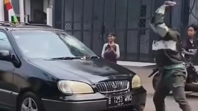 Tangkapan layar pelaku pelemparan batu ke sebuah mobil di wilayah Jagakarsa, Jakarta Selatan yang viral di media sosial, Jakarta, Rabu, 2 September 2026