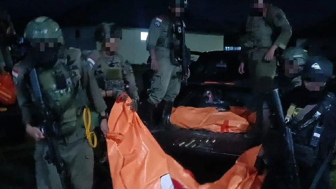 Personel gabungan Satgas Operasi Damai Cartenz dan Polres Yahukimo mengevakuasi jenazah anggota KKB Kodap XVI Yahukimo di Dekai