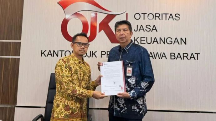 Kepala OJK Provinsi Jawa Barat Darwisman (kanan).