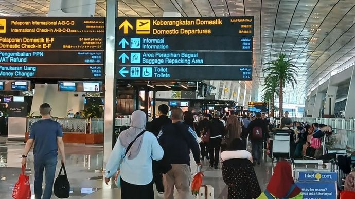 Ilustrasi - Sejumlah calon penumpang penerbangan beraktivitas di area Terminal 3 keberangkatan di Bandara Internasional Soekarno-Hatta (Soetta), Tangerang, Banten. 