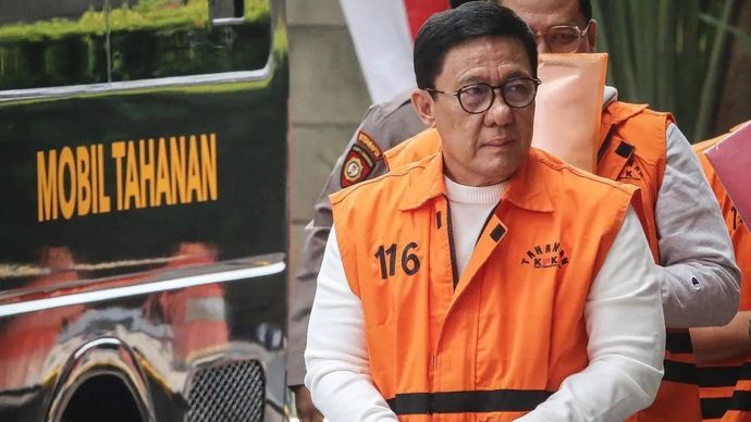 Tersangka kasus dugaan korupsi pengurusan izin tinggal warga negara asing (WNA), Saffar Muhammad Godam berjalan untuk menjalani pemeriksaan di Gedung Merah Putih KPK, Jakarta