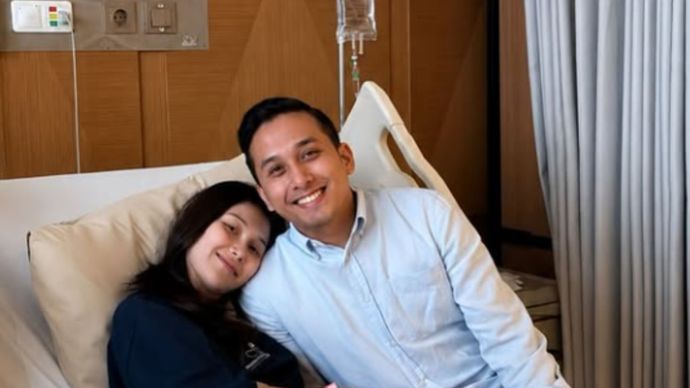 Ayu Ting Ting dan Kevin Gusnadi saat ini sedang menjalin hubungan asmara dan sering membagikan momen kebersamaan mereka ke publik.