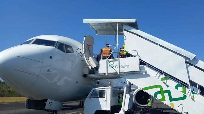 Penanganan insiden pecah ban pesawat Garuda Indonesia sesuai prosedur. 
