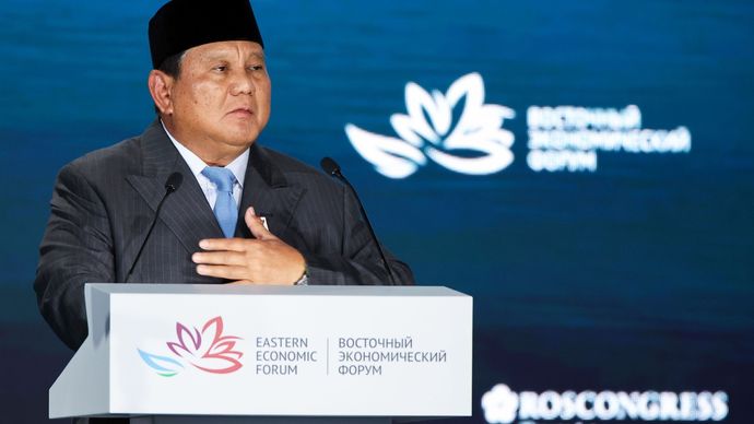 Presiden RI Prabowo Subianto menyampaikan pidato utama saat menghadiri sesi pleno Forum Ekonomi Timur (EEF) ke-11 di Far Eastern Federal University (FEFU), Vladivostok, Rusia, Kamis (3/9/2026). Dalam pidatonya, Prabowo mengundang para pelaku usaha Ru